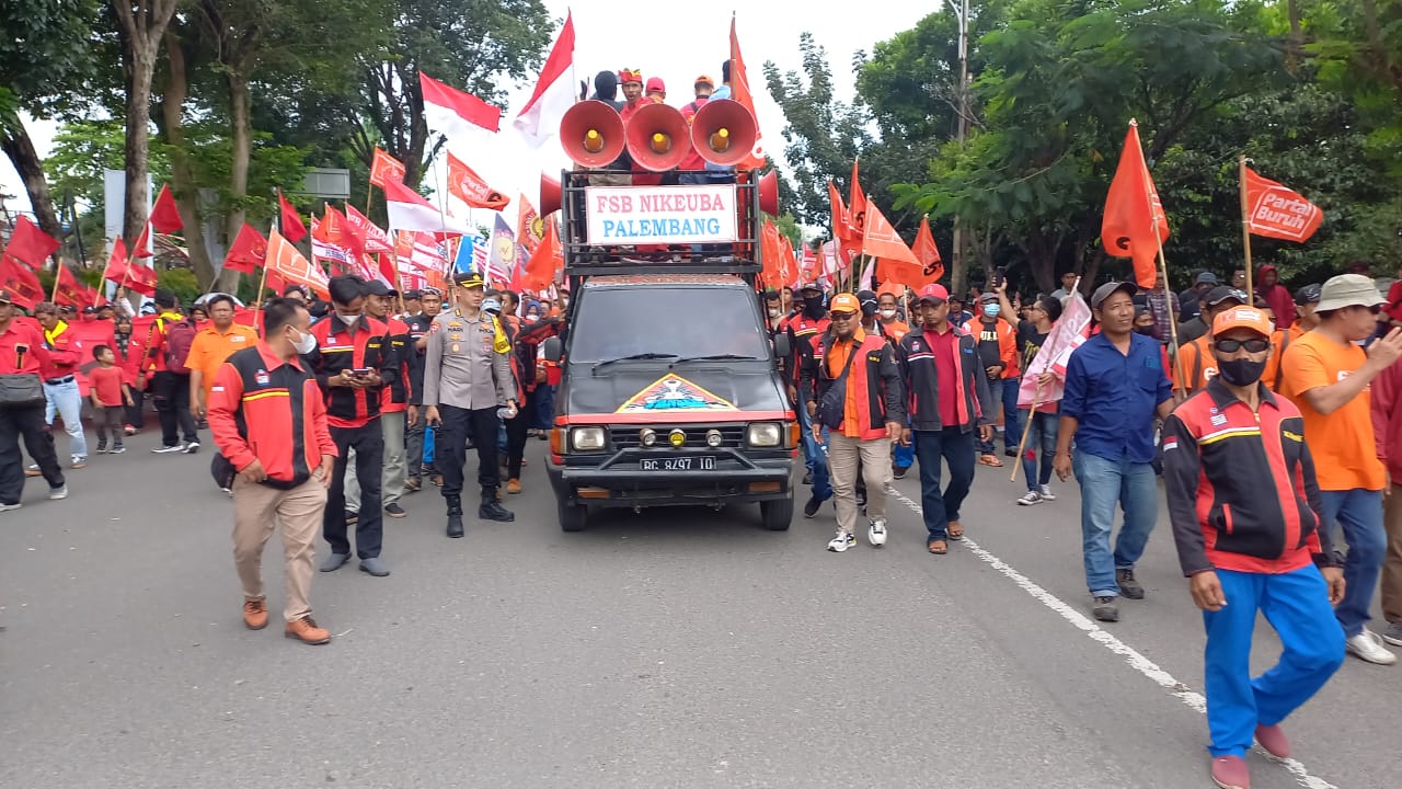 Ribuan massa saat long march menuju DPRD Sumsel, Senin (1/5/2023)