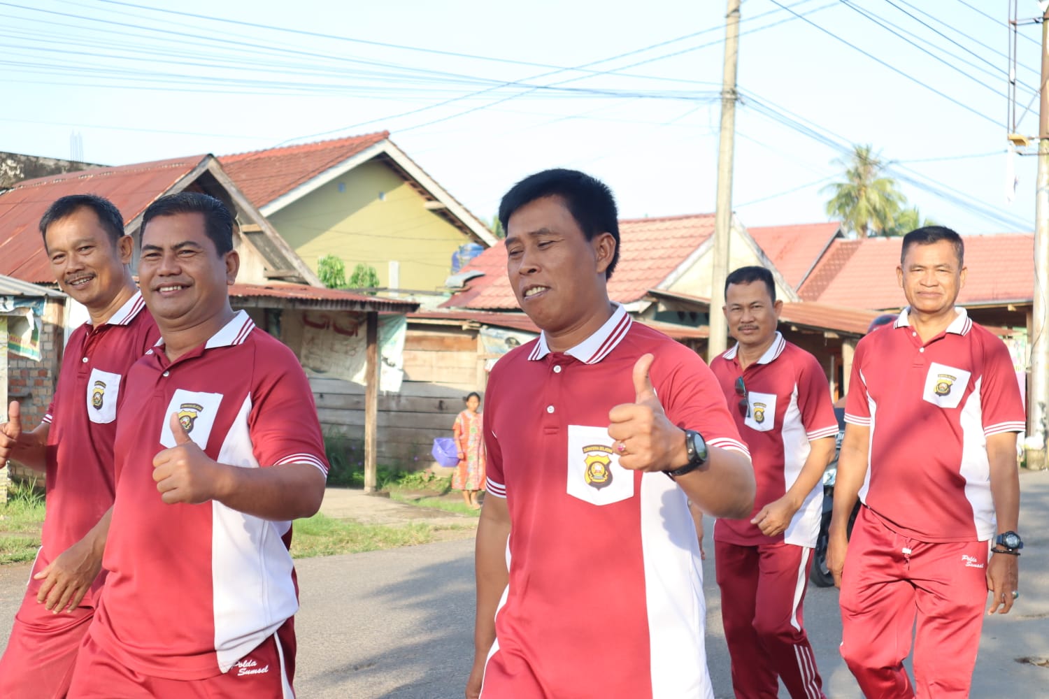 Kabag ops polres Muba Kompol M. Ali Asri SH yang didampingi oleh pejabat utama Polres Muba saat menggelar jalan santai, Selasa (2/5/2023)