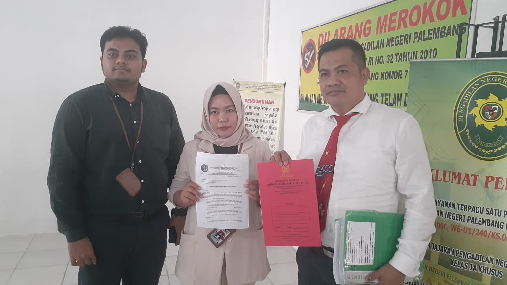 Kuasa hukum pengugat, Novel Suwa SH.MH,MSi dan rekan dari LBH Bima Sakti, Rabu (3/5/2023)