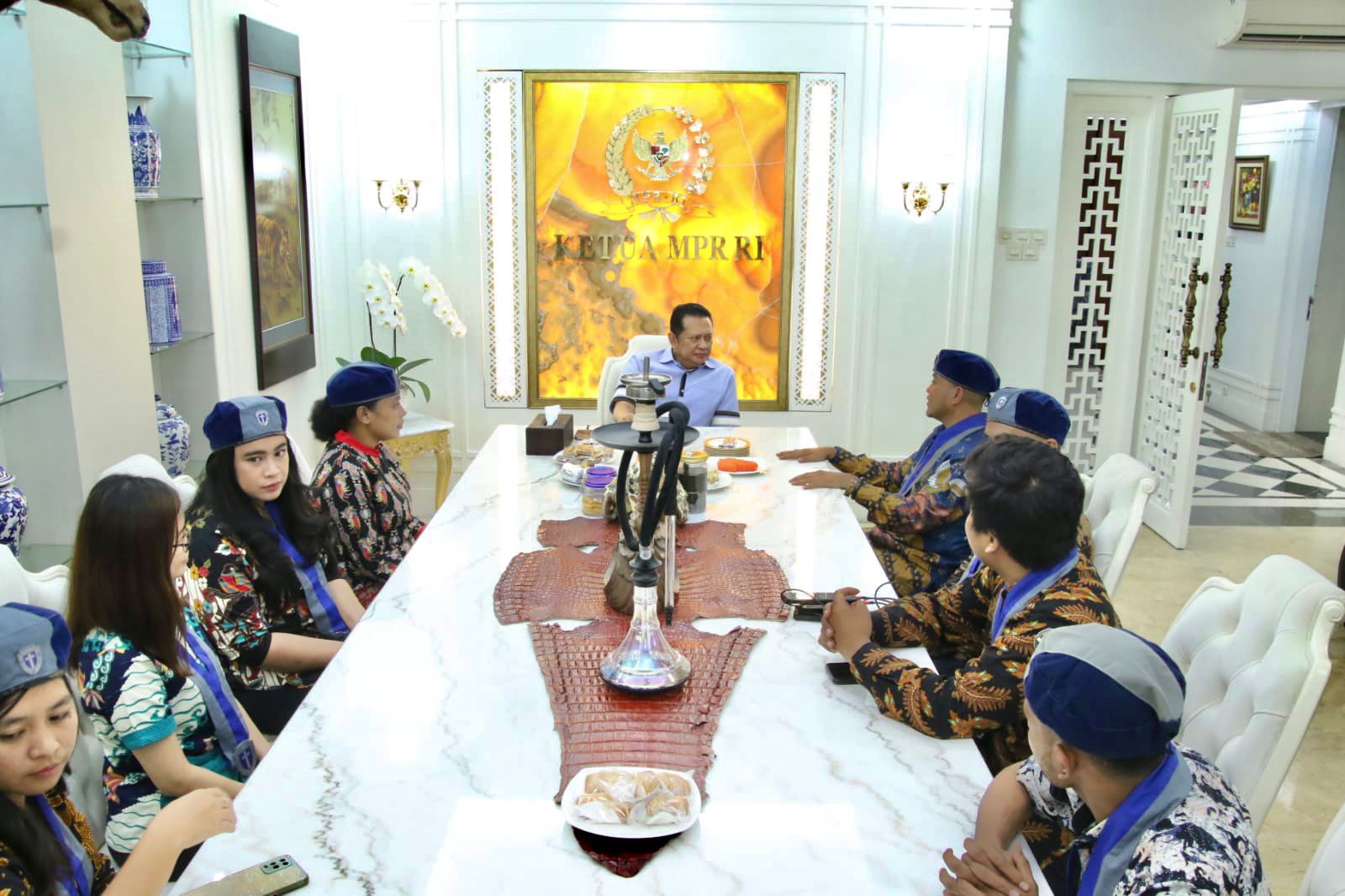 Ketua MPR RI sekaligus Wakil Ketua Umum Partai Golkar Bambang Soesatyo bersama Pengurus Pusat Gerakan Mahasiswa Kristen Indonesia (GMKI)