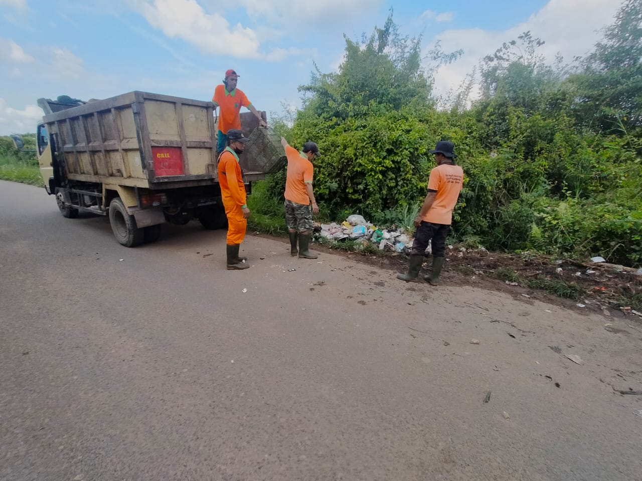 Dinas Lingkungan Hidup (DLH) Muba merespon cepat laporan masyarakat melalui Call Center 112 terkait adanya tempat pembuangan sampah (TPS) liar di Pinggir Jalan perumahan GBL menuju SMK model Sekayu