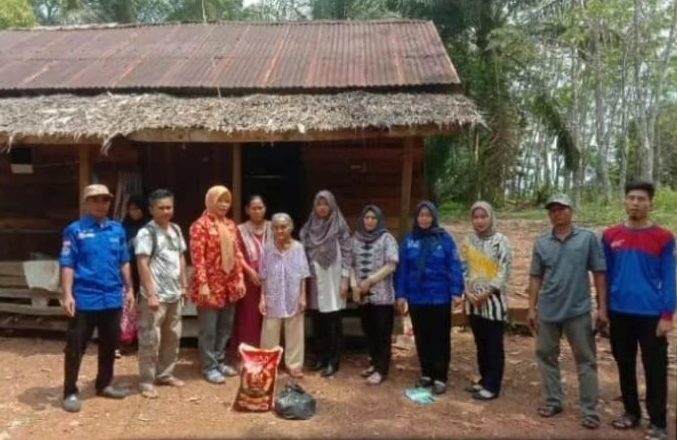 Dinas Sosial Kabupaten Muba melakukan monitong sekaligus memberikan bantuan bagi warga terdampak kebakaran dan rumah roboh di Desa Tanjung Agung Selatan, Kecamatan Lais