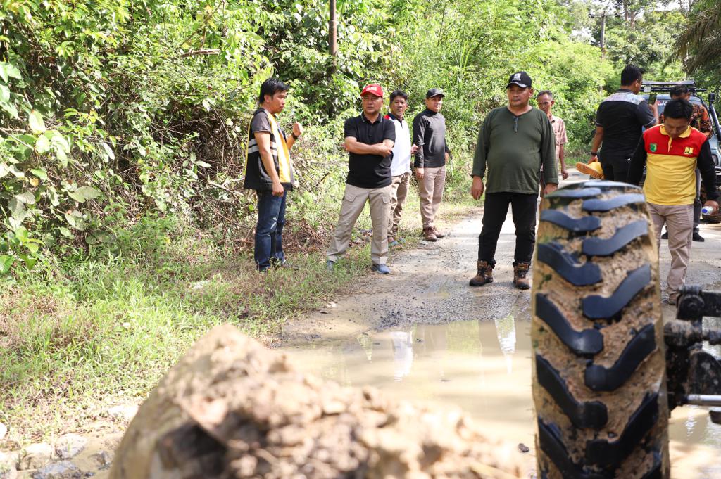 Kondisi ruas jalan rusak dan berlubang yang terjadi di Desa Bandar Jaya