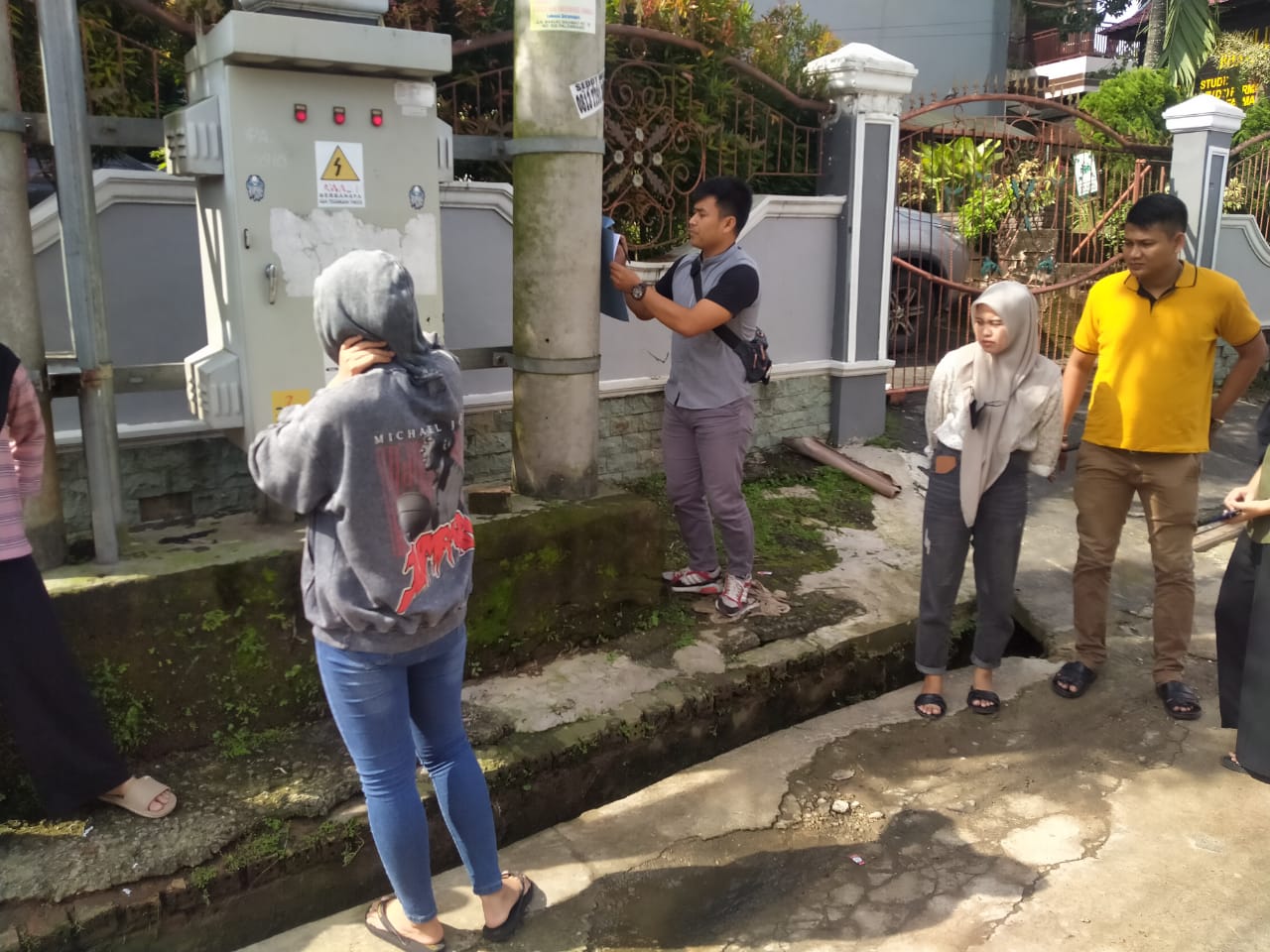 Unit piket reskrim Polrestabes Palembang saat melakukan olah kasus pengeroyokan, Senin (8/5/2023)
