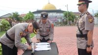 Kapolres Muba AKBP Siswandi SIK SH MH memimpin upacara sertijab Wakapolres Muba, Senin (8/5/2023)