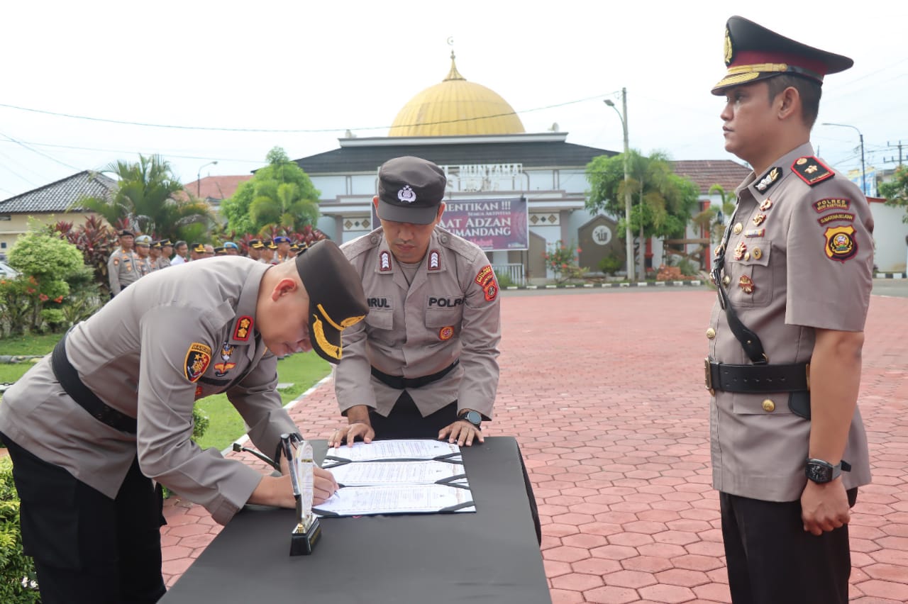 Kapolres Muba AKBP Siswandi SIK SH MH memimpin upacara sertijab Wakapolres Muba, Senin (8/5/2023)