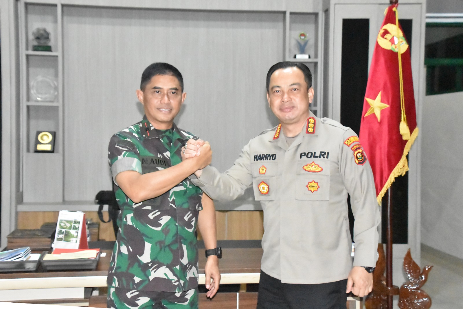 Danrem 044/Gapo Brigjen TNI M. Naudi Nurdika, S.I.P., M.Si., M.Tr (Han), saat menerima kunjungan silaturahmi Kapolrestabes Palembang, Kombes Pol Harryo Sugihartono, S.IK., M.H beserta jajaran, bertempat di Ruang kerja Danrem 044/Gapo, Jl. Jend. Sudirman KM.4 No.5 Kota Palembang. Selasa (9/5/2023)