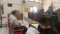 Majelis Hakim yang diketuai Hakim Agus Aryanto SH MH, mengeluarkan surat penetapan dan penahanan tersangka mantan ketua DPW PKS Sumsel, Erza Saladin dan Harmoko Bayu Asmara.
