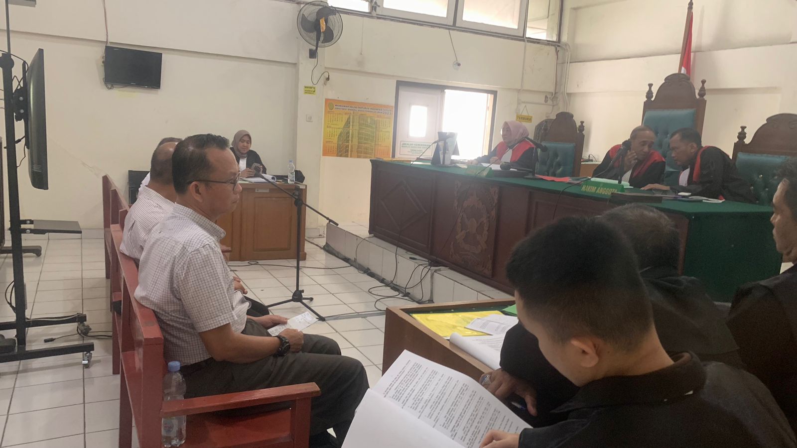 Majelis Hakim yang diketuai Hakim Agus Aryanto SH MH, mengeluarkan surat penetapan dan penahanan tersangka mantan ketua DPW PKS Sumsel, Erza Saladin dan Harmoko Bayu Asmara.