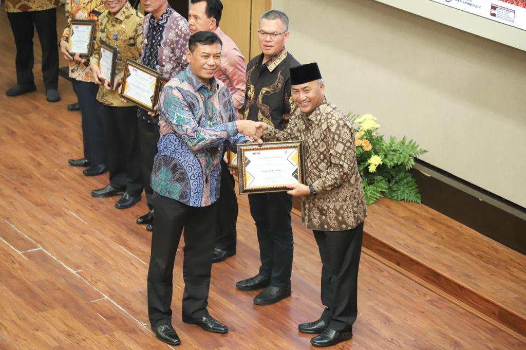 Pj Bupati Musi Banyuasin Apriyadi Mahmud saat menerima penghargaan sebagai wilayah dengan indeks tertinggi kategori Monitoring Center for Prevention (MCP) tertinggi di Sumsel