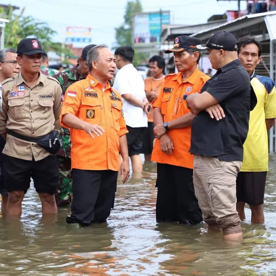 Bupati Musi Banyuasin, Apriyadi Mahmud saat meninjau banjir di wilayah Muba beberapa waktu lalu