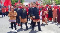 DPD PDI Perjuangan Ogan Komering Ilir berjalan kaki bersama simpatisan menuju kantor KPU OKI, Kamis (11/05/2023)