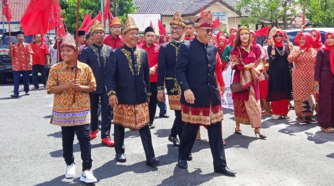 DPD PDI Perjuangan Ogan Komering Ilir berjalan kaki bersama simpatisan menuju kantor KPU OKI, Kamis (11/05/2023)