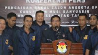 Ketua DPD Partai NasDem Muba didampingi Ketua Bapilu Abdul Kadir, Ketua OKK Ebram, bendahara Ir. C Kawairus beserta jajaran pengurus usai pendaftaran bacaleg ke KPU Kabupaten Muba, Kamis (11/5/2023)