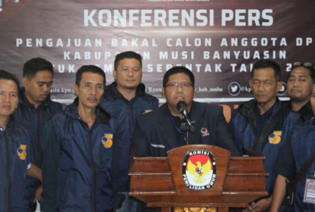 Ketua DPD Partai NasDem Muba didampingi Ketua Bapilu Abdul Kadir, Ketua OKK Ebram, bendahara Ir. C Kawairus beserta jajaran pengurus usai pendaftaran bacaleg ke KPU Kabupaten Muba, Kamis (11/5/2023)