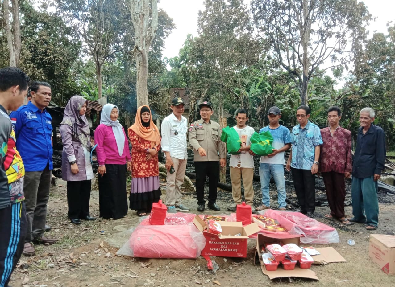 emkab Musi Banyuasin melalui BPBD dan Dinas Sosial langsung memberikan bantuan kepada korban kebakaran di Desa Pandang Dulang, Jumat (12/5/2023)