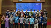 Kepala BPK RI Perwakilan Sumsel, Andri Yogama saat penyerahan penghargaan WTP kepada Wakil Bupati Dja'far Shodiq didampingi Wakil Ketua DPRD OKI, Abdiyanto, SH MH, Jumat (12/5/2023)