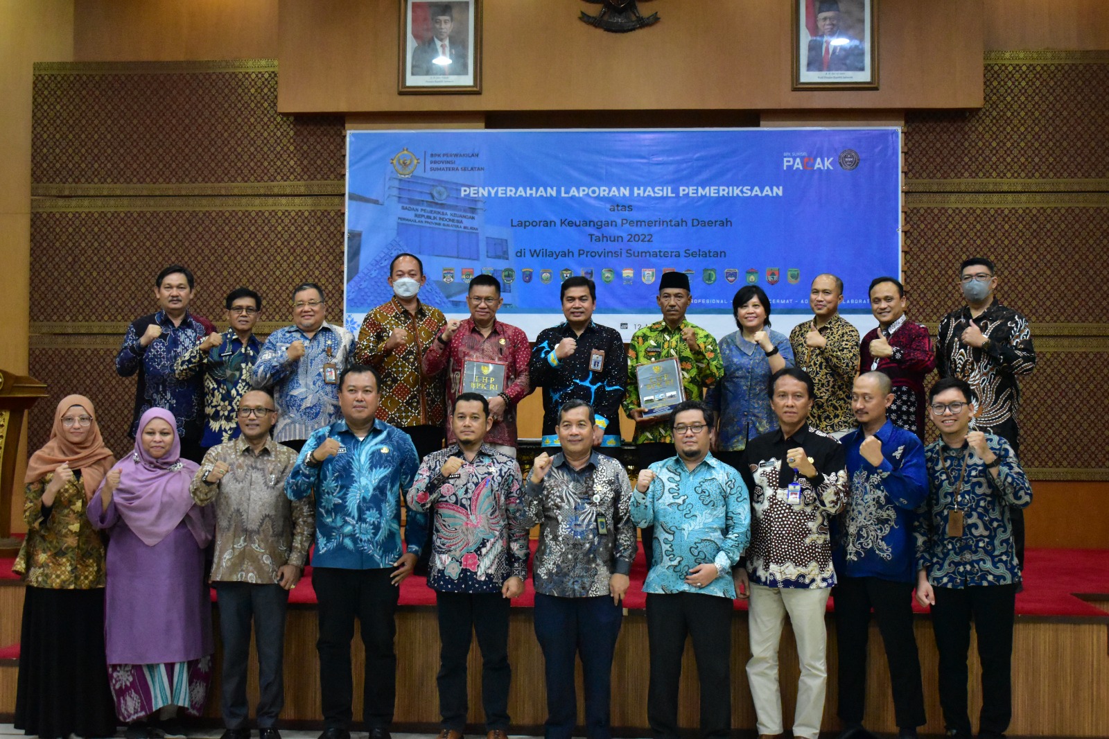 Kepala BPK RI Perwakilan Sumsel, Andri Yogama saat penyerahan penghargaan WTP kepada Wakil Bupati Dja'far Shodiq didampingi Wakil Ketua DPRD OKI, Abdiyanto, SH MH, Jumat (12/5/2023)
