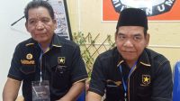 Ketua DPD Partai Ummat OKI, Trisno Okonisator didampingi Sekretarisnya Zainal Abidin saat mendaftarkan pemberkasan Bacaleg Partai Ummat di Kantor KPU OKI