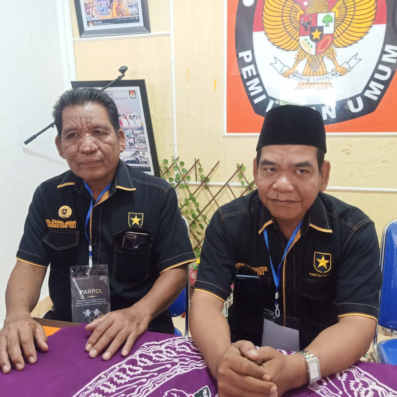 Ketua DPD Partai Ummat OKI, Trisno Okonisator didampingi Sekretarisnya Zainal Abidin saat mendaftarkan pemberkasan Bacaleg Partai Ummat di Kantor KPU OKI