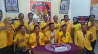 Dewan Pimpinan Daerah II Partai Golkar berfoto bersama usai memberikan berkas bacaleg ke KPU Kabupaten OKI, Sabtu (13/5/2023)