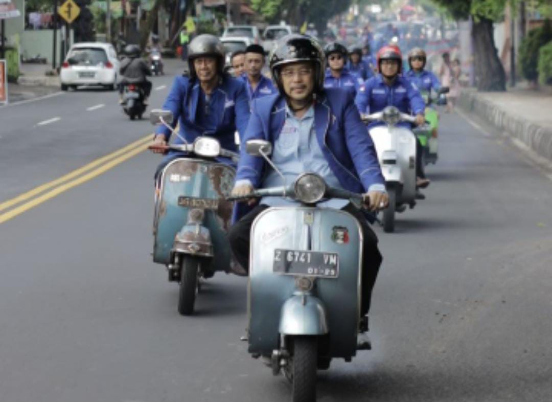 Konvoi vespa DPC Partai Demokrat Kabupaten Ciamis saat mendaftarkan menuju kantor KPU Kabupaten Ciamis, Sabtu (13/5/2023)