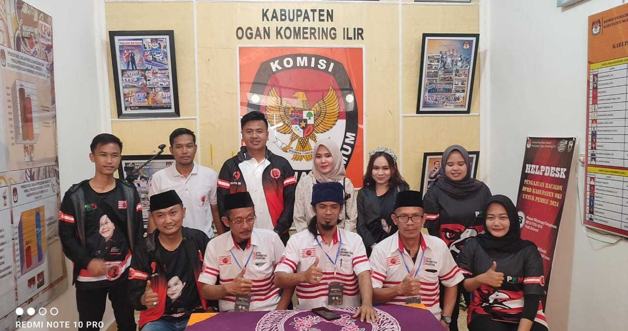 Pengrus pimpinan cabang Partai Kebangkitan Nusantara (PKN) Kabupaten OKI usai menyerahkan berkas bacaleg ke KPU Kabupaten oKI, Sabtu (13/5/2023)