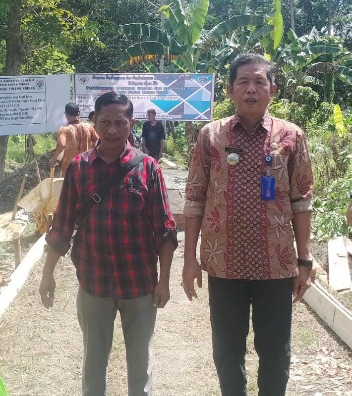 Camat Sungai Pinang Saryani bersma Kades Sungai Pinang Nibung, Kamaludin