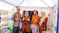 Pj Ketua Dekranasda Kabupaten Musi Banyuasin (Muba) Hj Asna Aini saat menghadiri UKM Expo 2023 di Palembang, Sabtu (13/5/2023)
