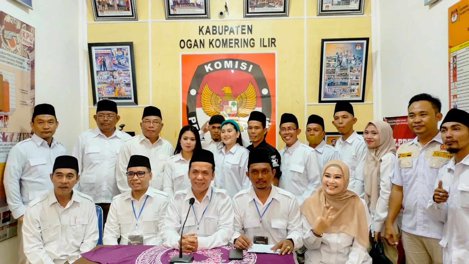 DPC Partai Gerinda Kabupaten OKI usai mengantarkan berkas bacaleg ke kantor KPU Kabupaten OKI, Minggu (14/5/2023)