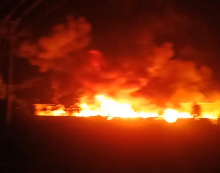 Kebakaran gudang palstik di Jalan TPA II, Karya Jaya Kertapati, Sabtu (13/5/2023) malam
