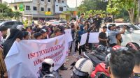 Massa dari LKBH PERMAHI Cabang Palembang saak melakukan aksi demonstrasi di depan Kantor PT Sekawan Kontrindo, Senin (15/5/2023)