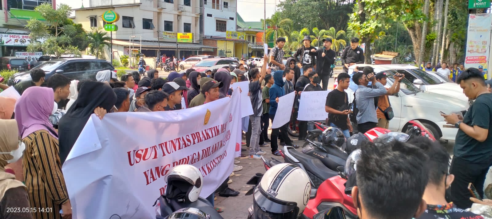 Massa dari LKBH PERMAHI Cabang Palembang saak melakukan aksi demonstrasi di depan Kantor PT Sekawan Kontrindo, Senin (15/5/2023)