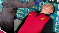 Petugas Lapas Sekayu saat melakukan rapid test antigen