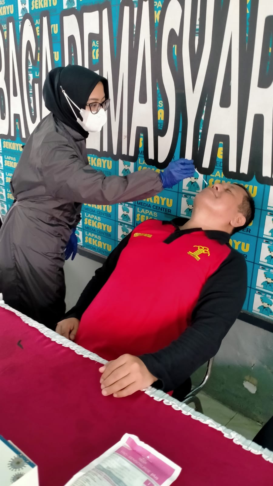 Petugas Lapas Sekayu saat melakukan rapid test antigen