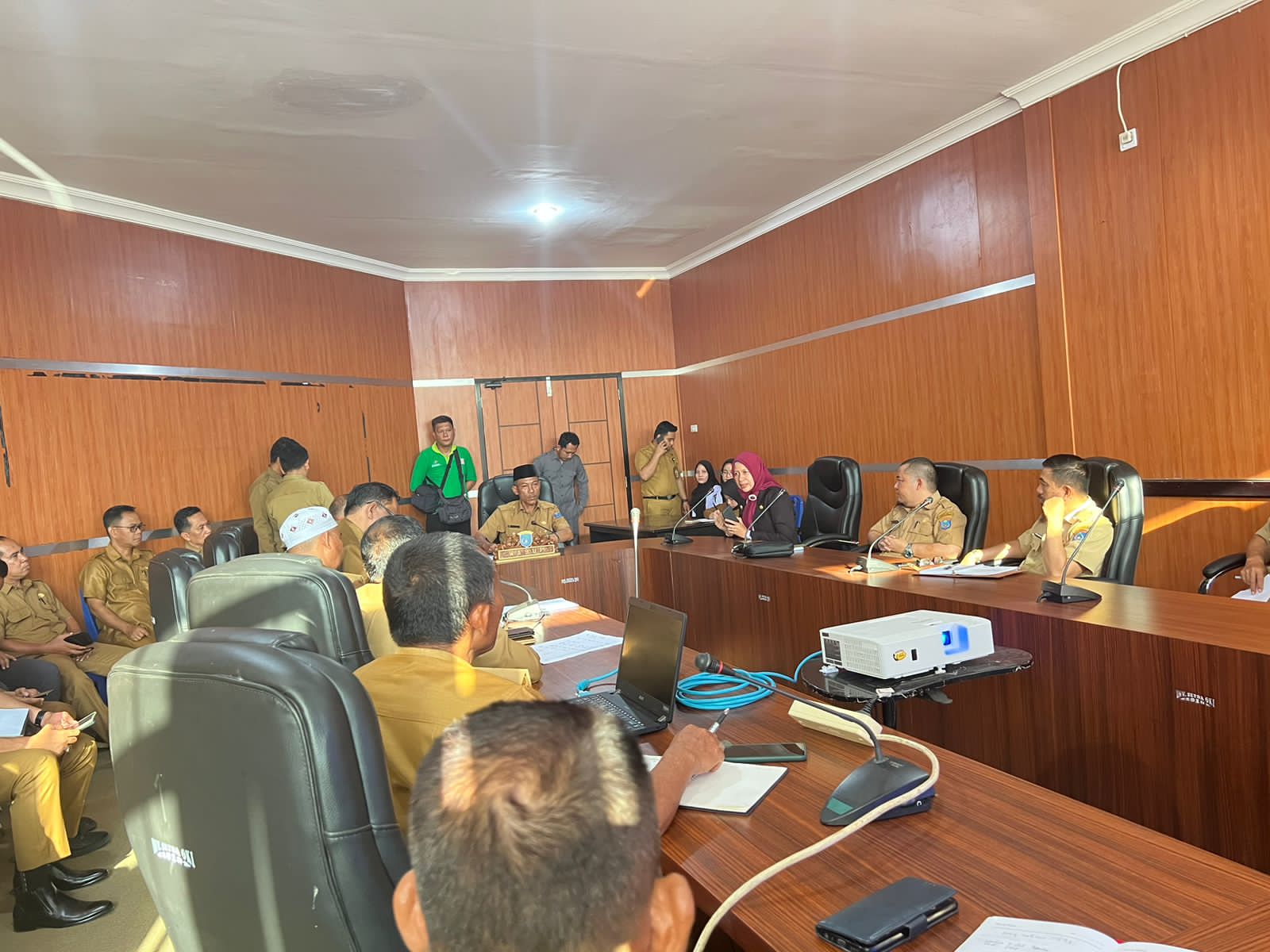 Wakil Bupati OKI, Dja'far Shodiq saat rapat koordinasi Forum Komunikasi Publik (FKP) di Kantor Bupati OKI, Senin, (15/5/2023)