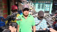 Ketua Pedagang Penguyuban Pasar Kuto, Alex Samsudin didampingi  anggota Pedagang Penguyuban Pasar Kuto Beni dan Rendi