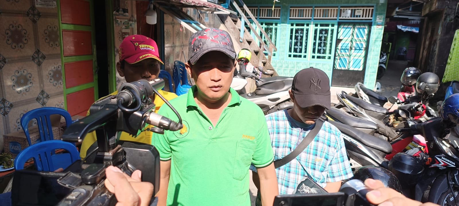 Ketua Pedagang Penguyuban Pasar Kuto, Alex Samsudin didampingi  anggota Pedagang Penguyuban Pasar Kuto Beni dan Rendi