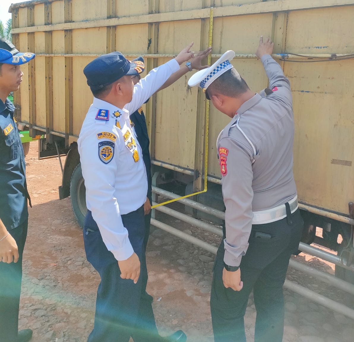 Kepala Seksi Pengawasan dan Pengendalian Lalu Lintas Jalan Dishub Muba saat melakukan razia gabungan untuk penindakan terhadap Truk Over Dimensi Overload