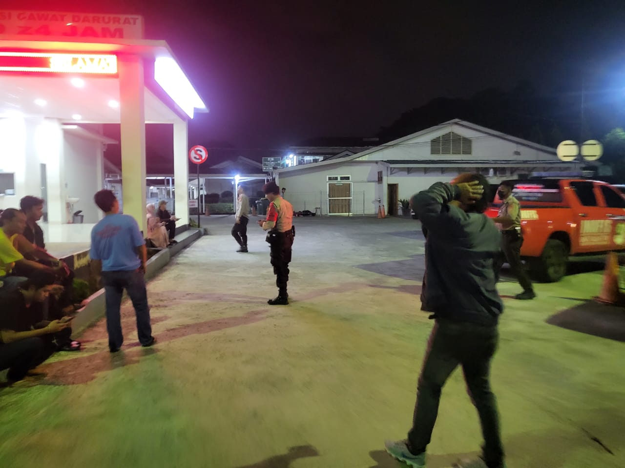 Polisi saat melakukan olah TKP