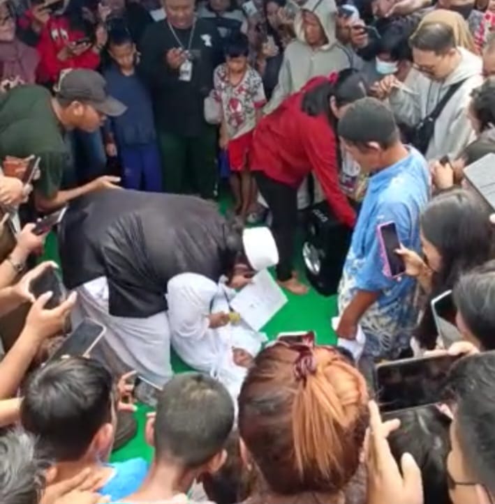 Warga Palembang dibuat heboh dengan adanya seorang pemuda yang hendak melakukan sumpah pocon