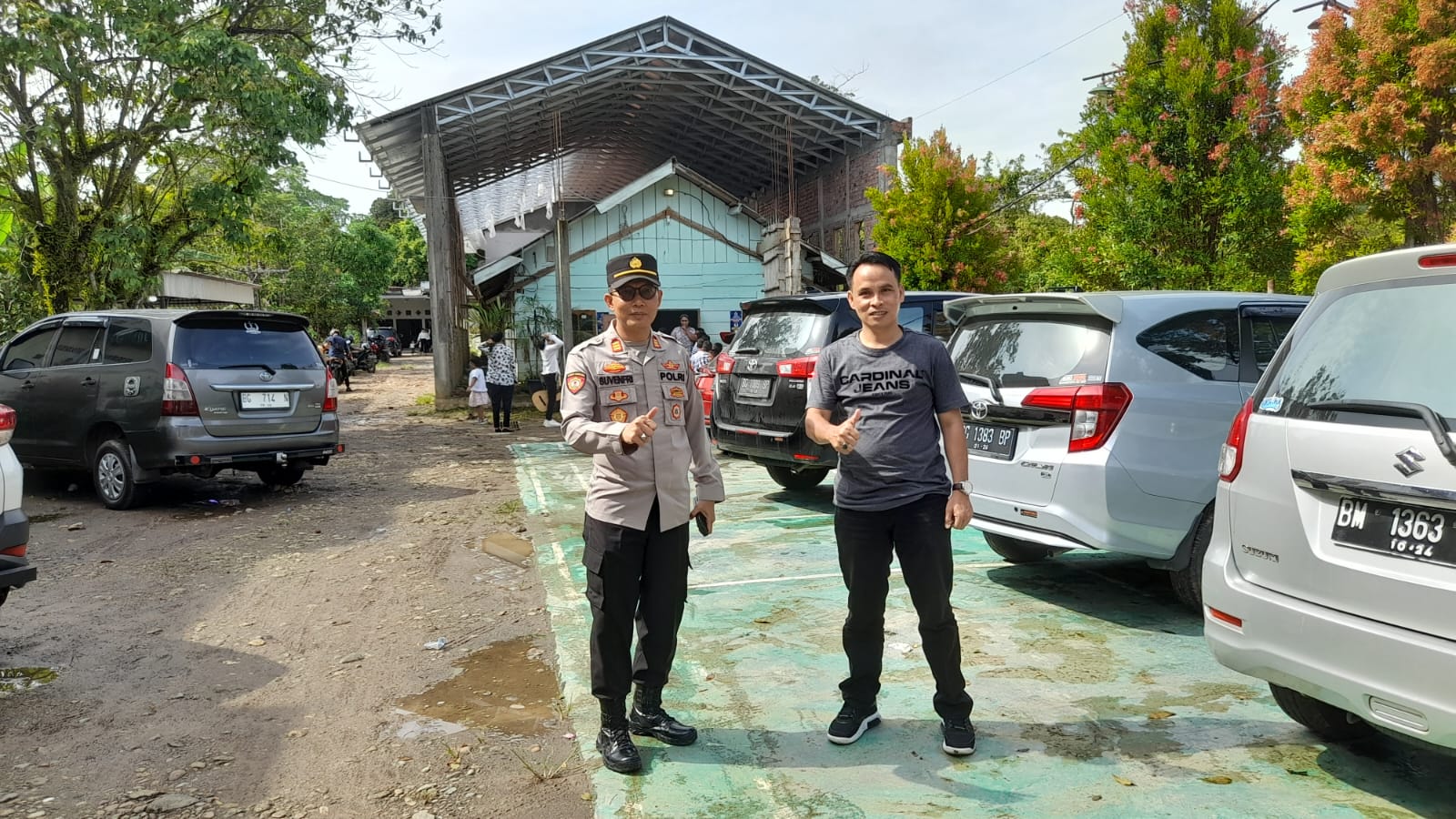 Kabag Ops Polres Muba Kompol M. Ali Asri SH saat meninjau pengamanan ibadah hari kenaikan Isa Al-Masih di wilayah hukum polres Muba