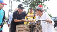 Pj Bupati Muba Apriyadi usai senam bersama puluhan lansia di Museum Penghulu Muhammad Soleh Kabupaten Musi Banyuasin, Jumat (19/5/2023) pagi