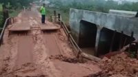 Jembatan amblas nyaris putus tersebut berlokasi di Blok D, Desa Margo Bhakti, Kecamatan Mesuji, Kabupaten OKI, Jumat (19/05/2023)