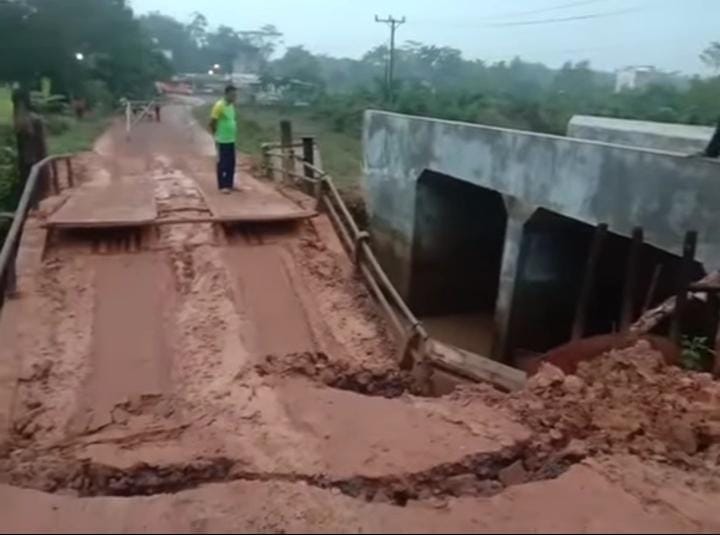 Jembatan amblas nyaris putus tersebut berlokasi di Blok D, Desa Margo Bhakti, Kecamatan Mesuji, Kabupaten OKI, Jumat (19/05/2023)