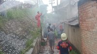 Petugas damkar saat memadamkan api di Jalan H Faqih Usman, Kelurahan 1 Ulu, Kecamatan SU I, Jumat (19/5/23)