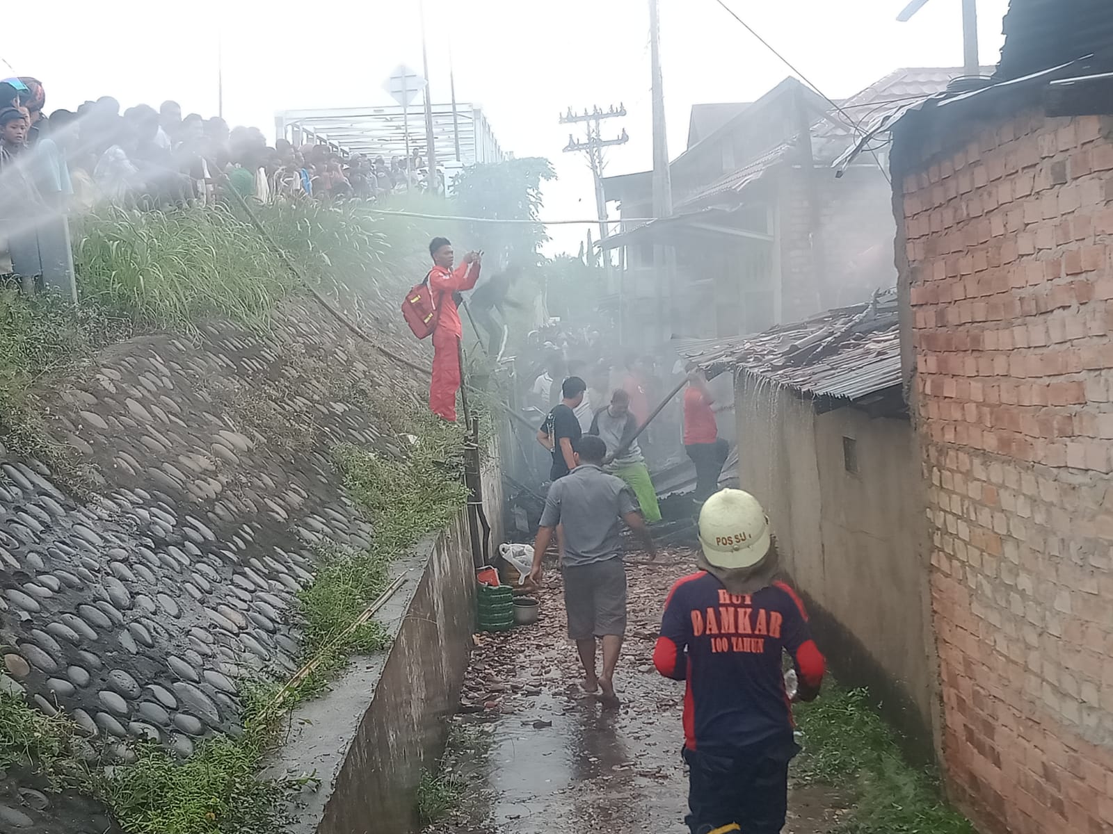 Petugas damkar saat memadamkan api di Jalan H Faqih Usman, Kelurahan 1 Ulu, Kecamatan SU I, Jumat (19/5/23)