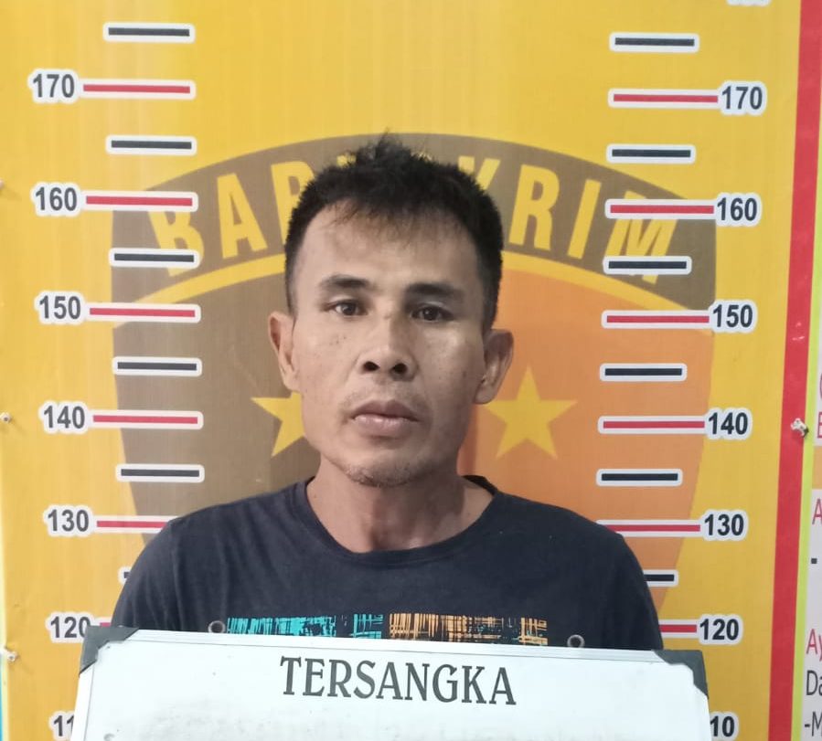 Erpin (49), salah satu tersangka pencurian kabel PT Medco Energy saat diamankan pihak kepolisian