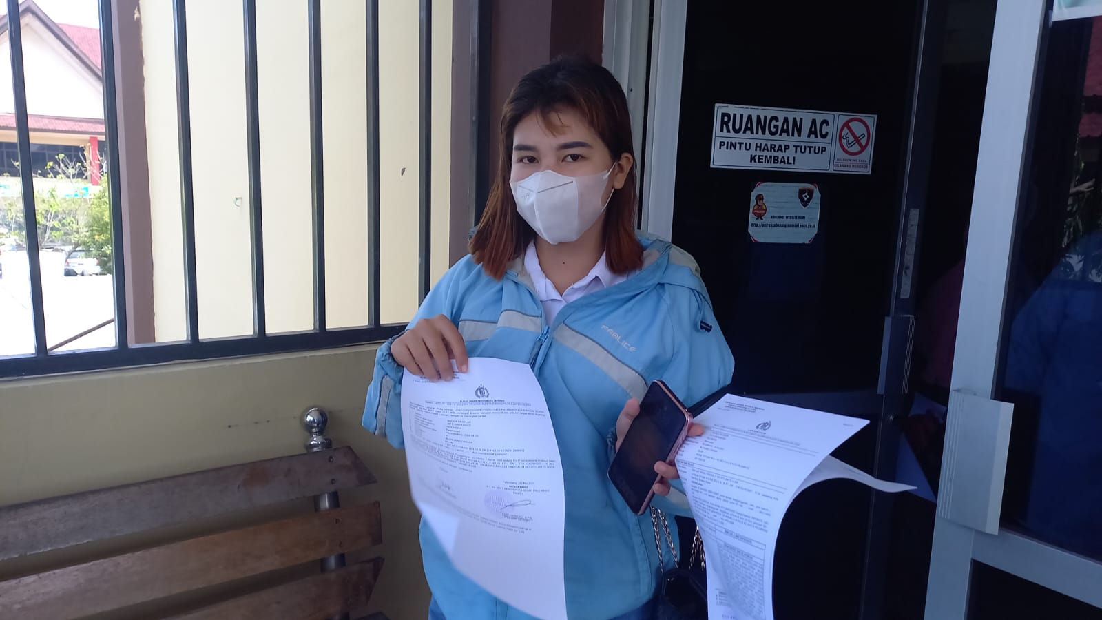 Nadila Saiselar (20), usai mendatangi Sentra Pelayanan Kepolisian Terpadu (SPKT) Polrestabes Palembang