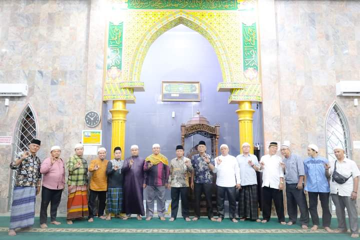 Wali Kota Tanjungbalai Waris Tholib menghadiri acara Halal Bihalal sekaligus Aqiqah dan penabalan nama cucu dari salah satu pengurus BKM di Masjid Saksi, Minggu (21/05/2023) malam